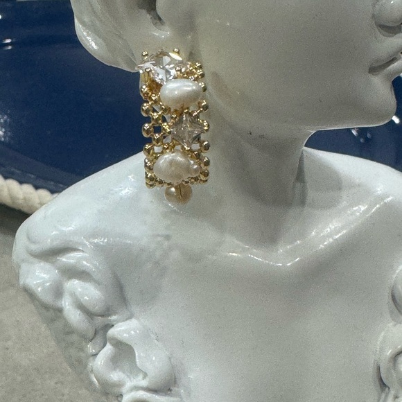 Chunky gold hoop earrings adorned with freshwater pearls - Picture 4 of 11